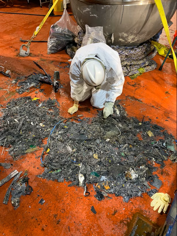 Investigación de los restos recuperados. Fuente: United States Coast Guard News - Coast Guard / Titan submersible debris recovery