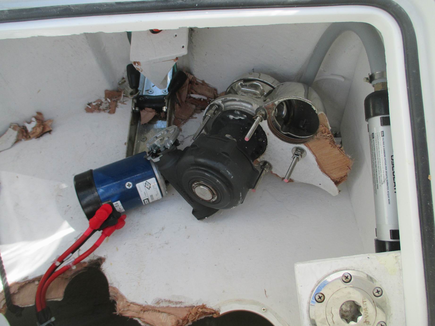 Molinete arrancado durante la primera operación de fondeo en un barco nuevo