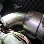 Codo de escape del motor de estribor con rotura perimetral y corrosión avanzada